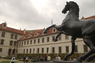 Strany na kampani do Senátu šetří, kandidáti si ji částečně platí sami - Novinky